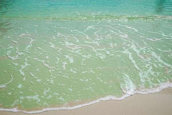 波のあるビーチと砂 海の泡 — ストック写真