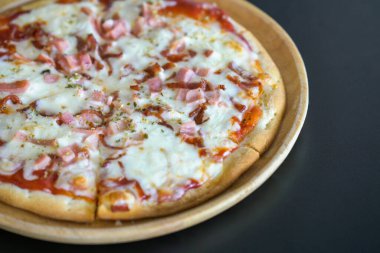 Jambonlu ve mozzarella peynirli sıcak pizza dilimini kapat..