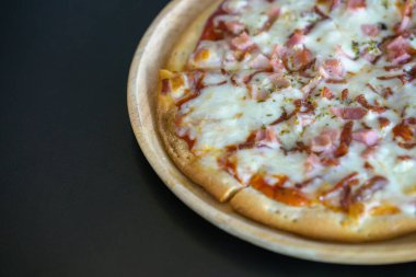 Jambonlu ve mozzarella peynirli sıcak pizza dilimini kapat..