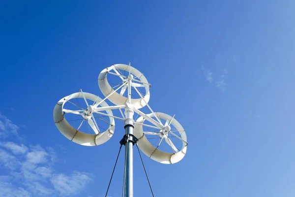 风力涡轮机发电与蓝天 可再生能源 — 图库照片