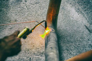 İşçi kaynak makinesi, çelik egzoz borusu..