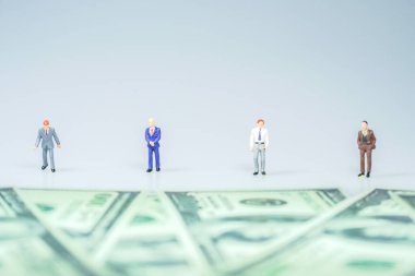 Minyatür insanlar: Faturalı iş adamı. İş konsepti.