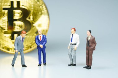 Minyatür insanlar, altın madalyalı iş adamı. İş konsepti.