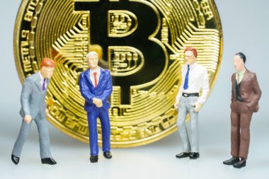 Altın bitcoin 'li bir iş adamı. İş konsepti.