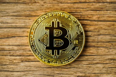 Ahşap zemin üzerinde altın bitcoin kripto para birimi
