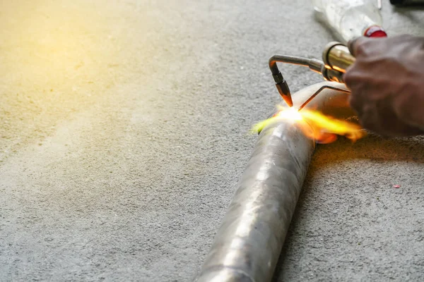 İşçi kaynak makinesi, çelik egzoz borusu..