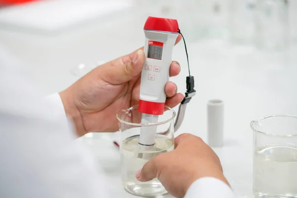 Wetenschapper Werkt Aan Chemische Oplossing Met Handvat Meter Het Laboratorium — Stockfoto