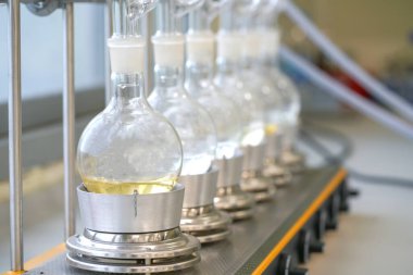 Soxhlet Üretici. Percolator-kazan ve reflü, ısıtma elementi üzerine damıtma şişesi. Organik kimya dersleri. Eczane çıkarımı.