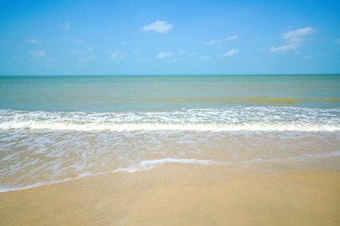 Kumsal ve su dalgalı kum. Deniz köpüğü. Deniz dalgası. Doğa arkaplanı.