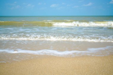 Kumsal ve su dalgalı kum. Deniz köpüğü. Deniz dalgası. Doğa arkaplanı.