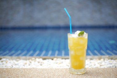 Tatilde yüzme havuzunda portakal suyu