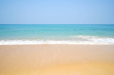Kumsal ve su dalgalı kum. Deniz köpüğü. Deniz dalgası. Doğa arkaplanı.