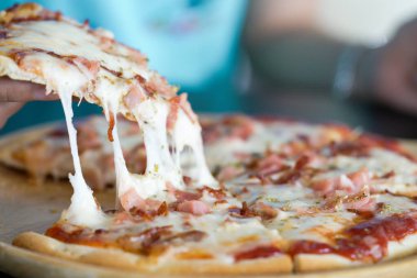 Jambonlu ve mozzarella peynirli sıcak pizza dilimini kapat..