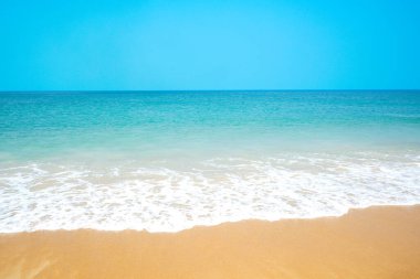 Kumsal ve su dalgalı kum. Deniz köpüğü. Deniz dalgası. Doğa arkaplanı.