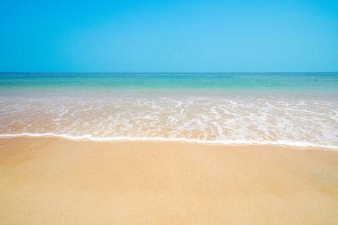 Kumsal ve su dalgalı kum. Deniz köpüğü. Deniz dalgası. Doğa arkaplanı.