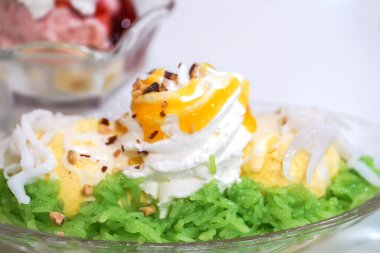 Mangolu dondurma şerbeti, üstünde de pilav ve krema..