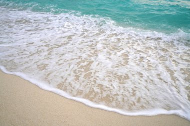 Kumsal ve su dalgalı kum. Deniz köpüğü. Deniz dalgası. Doğa arkaplanı.