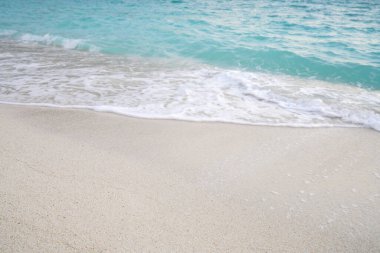 Kumsal ve su dalgalı kum. Deniz köpüğü. Deniz dalgası. Doğa arkaplanı.