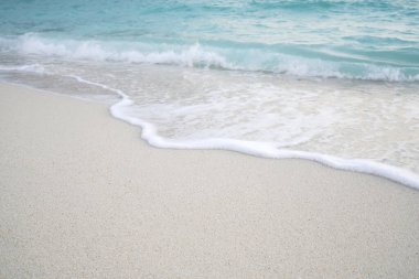 Kumsal ve su dalgalı kum. Deniz köpüğü. Deniz dalgası. Doğa arkaplanı.