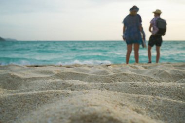 Sabah kumsalda bulanık bir çift gezgini ve deniz altyapısı var. Seyahat kavramı.
