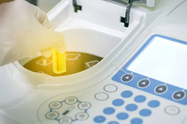 利用分光光度法在实验室进行水质测试的科学家 — 图库照片