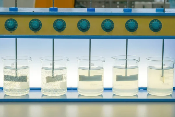 Δοκιμή Πήξης Δοκιμή Jar Λυμάτων Από Βιομηχανικές Εγκαταστάσεις Δοκιμή Ποιότητας — Φωτογραφία Αρχείου