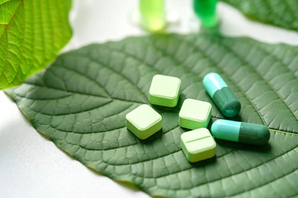 Mitragyna speciosa korth (kratom) laboratuvar araştırmalarında haplı ilaç fabrikası.