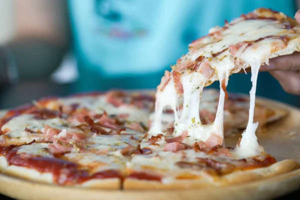 Close Van Een Hete Pizza Plak Met Druipende Ham Worst — Stockfoto