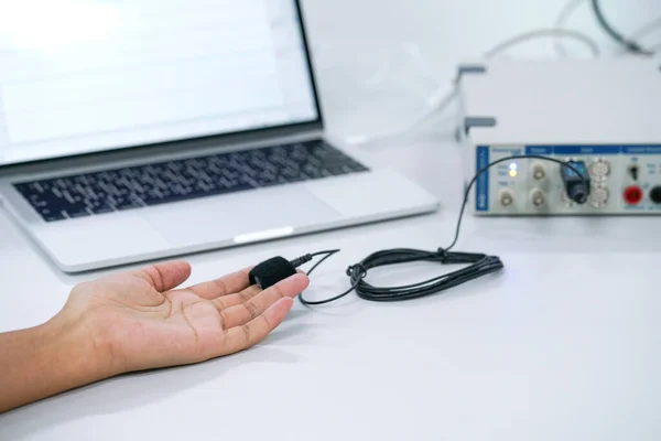 Fingerpulsoximeter Überwachung Von Vitalzeichen Und Herzfrequenz Medizinisches Konzept — Stockfoto