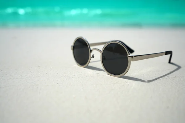 Solglasögon Sandstrand Sommaren Resebegrepp — Stockfoto