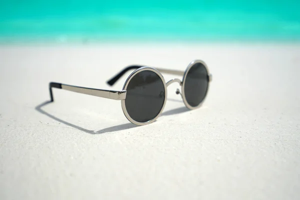 Okulary Słoneczne Piaszczystej Plaży Latem Koncepcja Podróży — Zdjęcie stockowe