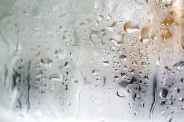 Arkaplan için cam üzerine su damlaları özeti.
