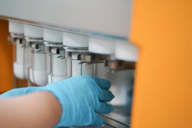 Soxhlet Üretici. Percolator-kazan ve reflü, ısıtma elementi üzerine damıtma şişesi. Organik kimya dersleri. Eczane çıkarımı.