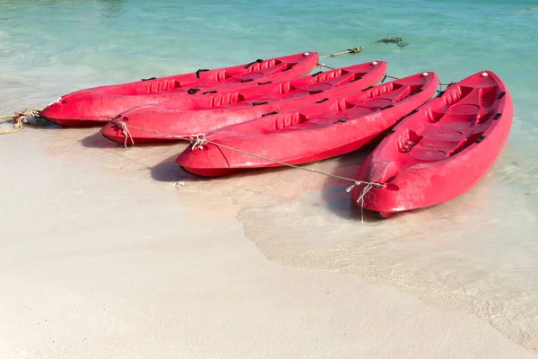 Kayaks Rojos Barco Interior Playa — Foto de Stock