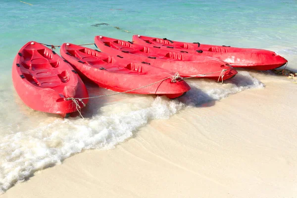 Kayaks Rojos Barco Interior Playa — Foto de Stock