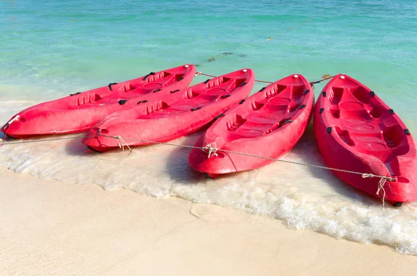 Kayaks Rojos Barco Interior Playa — Foto de Stock