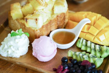 Karışık meyve ve karamel ile ballı tost ve dondurma..