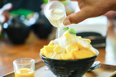 Taze mangolu Kore usulü buzlu süt. Mango bingsu.