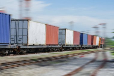 Kargo treni platformu konteynırı tren istasyonunda taşıyacak..