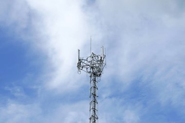 Telekomünikasyon kulesi anten ve mavi arka planlı uydu