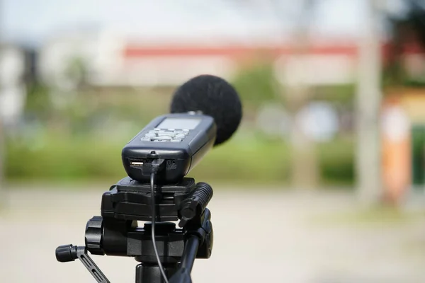 Ses sayacıyla yoldaki gürültüyü ölçmek. Ses düzeyi ölçümleri genellikle gürültü kirliliği çalışmalarında kullanılır..