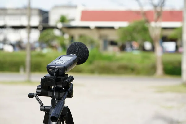 Ses sayacıyla yoldaki gürültüyü ölçmek. Ses düzeyi ölçümleri genellikle gürültü kirliliği çalışmalarında kullanılır..