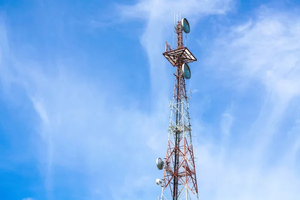 天线通信塔和蓝调背景卫星天线 — 图库照片