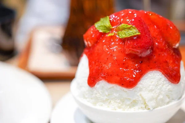 Korean Shaved Milk Ice Topped Fresh Strawberry Strawberry Cheesecake Bingsu — Stock Photo, Image