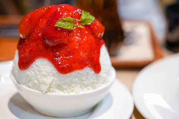 Koreanisches Milcheis Mit Frischer Erdbeere Erdbeerkäsekuchen Bingsu — Stockfoto