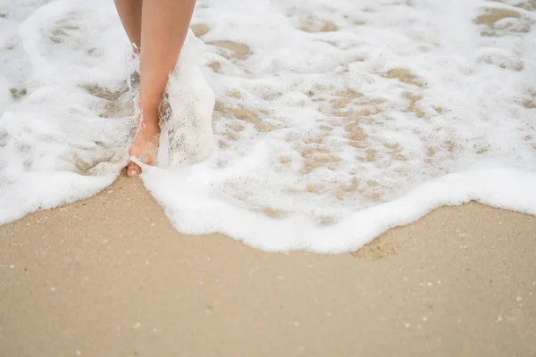 Nogi Spaceru Plaży Czas Relaksu — Zdjęcie stockowe