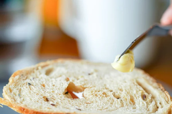 Mãos Espalhando Manteiga Pão Close Tiro — Fotografia de Stock