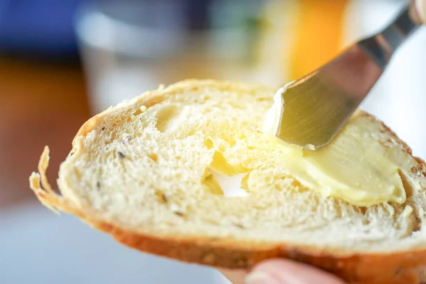 Mãos Espalhando Manteiga Pão Close Tiro — Fotografia de Stock