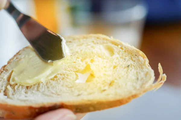 Mãos Espalhando Manteiga Pão Close Tiro — Fotografia de Stock