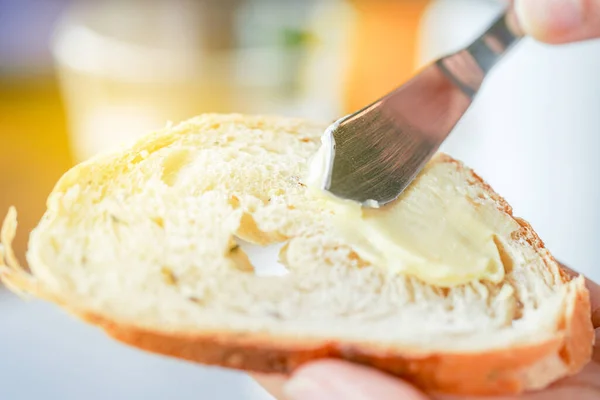 Mãos Espalhando Manteiga Pão Close Tiro — Fotografia de Stock